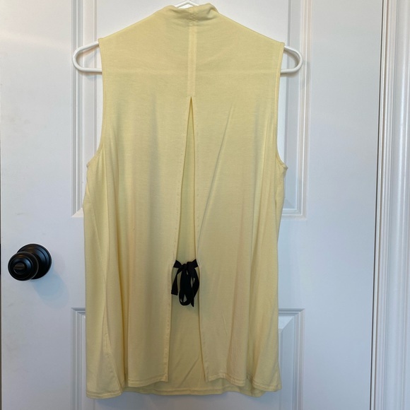 Babaton sleeveless open back shirt. - Picture 1 of 3